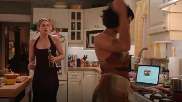 Shake Your Bon Bon Burgundy Floral Halter Top usado por Billie (Lucy Freyer) como se ve en Adultos (S01E06)