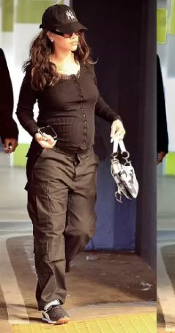 Balenciaga Tablier Cargo Pantalon-Jupe porté par Rihanna à Bloomingdale’s Century City le 1er juin 2025
