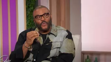 Veste en jean à imprimé graphique McQueen portée par Tyler Perry vue dans Sherri le 30 mai 2025