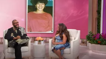 Jean McQueen à jambe droite à imprimé graphique porté par Tyler Perry, vu à Sherri le 30 mai 2025