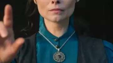 Magus necklace of the Rectoress of Aretuza de Tissaia (MyAnna Buring) dans The Witcher (S02E03)