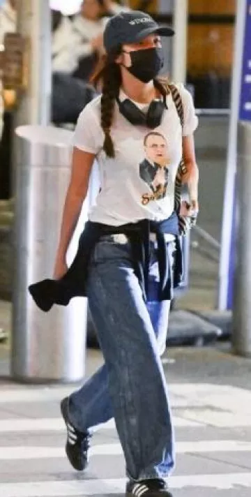 Gorra Idea Winona usada por Olivia Rodrigo en el aeropuerto de Nueva York el 2 de junio de 2025
