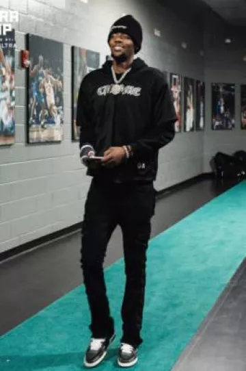 Louis Vuitton Noir Large Damier Denim LV Sneakers portées par Brandon Miller sur le compte Instagram @hornets