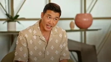 Chemise Zara en jacquard texturé portée par Joel Kim Booster comme on le voit dans Love Hotel (S01E06)