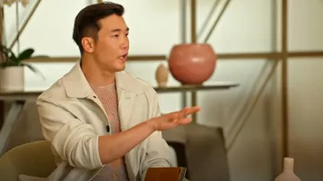 Oak + Fort Button Up Shacket portée par Joel Kim Booster comme on le voit dans Love Hotel (S01E06)
