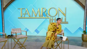 Falda midi de satén con efecto cruzado estampado Dries Van Noten usada por Tamron Hall como se vio en el desfile de Tamron Hall el 30 de mayo de 2025