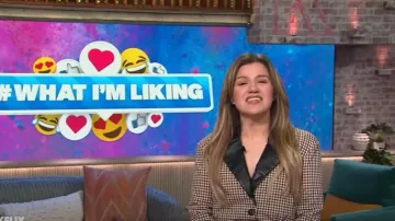 We Wore What Blazer Romper usado por Kelly Clarkson como se vio en The Kelly Clarkson Show el 28 de mayo de 2025