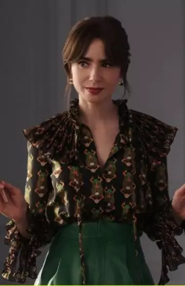 La Blusa Habotai con estampado de escarabajo Doublej Nefertiti usada por Lily Collins en Emily in Paris 4.4 The Grey Area el 15 de agosto de 2024