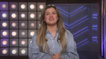 Camisa corta de popelina de algodón orgánico de Gap con manga barril usada por Kelly Clarkson como se ve en The Kelly Clarkson Show el 2 de junio de 2025