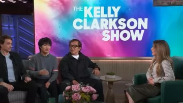 Theo the Label Echo Mix Stripe Pearly Shirt usado por Kelly Clarkson como se ve en The Kelly Clarkson Show el 3 de junio de 2025