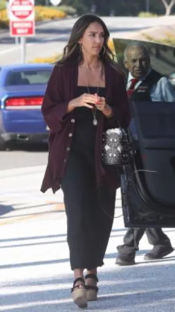 Bolso de cubo Rebecca Minkoff Evil Eye usado por Jessica Alba en Century City Mal el 14 de agosto de 2024