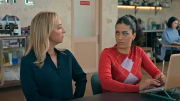 Reiss Hailey Chemise boutonnée en soie à double poignet en bleu marine portée par Evelyn Jones (Asher Keddie) comme on le voit dans Strife (S02E06)