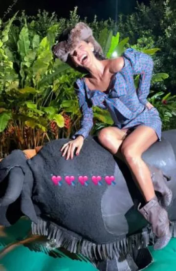 Minivestido con hombros descubiertos a cuadros tartán de Vivienne Westwood usado por Bruna Marquezine en su fiesta de cumpleaños el 10 de agosto de 2024