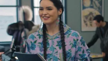 Norte Del Norte S01 Anna Lambe Sudadera Con Capucha Floral De Siaja (Anna Lambe) En El Norte Del Norte (S01E07)
