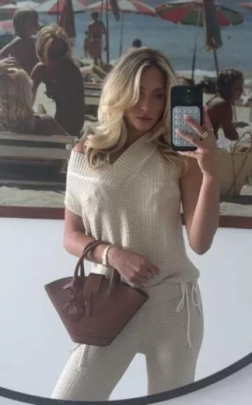 Octobuddy Silicone Suction Phone Case Adhesive Mount worn by Alix Earle on her Instagram Story on August 23, 2024