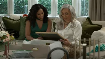 Antonio Melani Blusa de manga larga con cuello de muesca de seda violeta y cuello en V usada por Anita Dupree (Tamara Tunie) como se ve en Más allá de las puertas (S01E65)