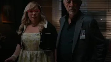 Alice + Olivia Nat Mini-robe en jacquard métallisé floral portée par Penelope Garcia (Kirsten Vangsness) comme on le voit dans Esprits criminels (S18E05)