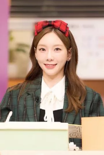 Alessandra Rich Bow-Detailed Hairband worn by Taeyeon at Amazing Saturday Ep 328 on August 17, 2024