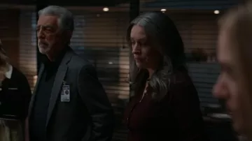 L’Agence Sterling Pull à col ouvert porté par Emily Prentiss (Paget Brewster) comme on le voit dans Esprits criminels (S18E05)