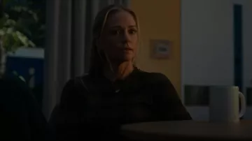 Haut ras du cou à manches longues à carreaux Vince porté par Jennifer Jareau (A. J. Cook) comme on le voit dans Esprits criminels (S18E05)