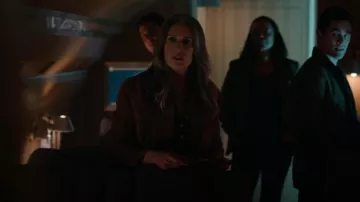 Veste trucker en daim Banana Republic portée par Emily Prentiss (Paget Brewster) comme on le voit dans Esprits criminels (S18E05)