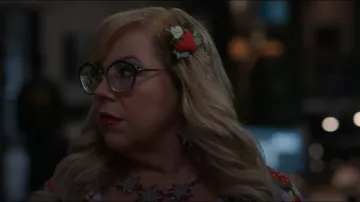 Pince à cheveux fraise Little Princess Diana portée par Penelope Garcia (Kirsten Vangsness) comme on le voit dans Esprits criminels (S18E05)