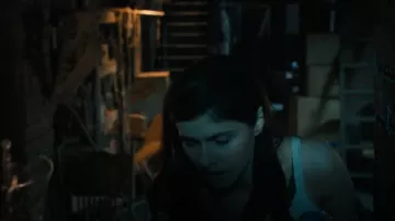 Natori Feathers Contour Bra worn by Dr. Rowan Fielding (Alexandra Daddario) as seen in Mayfair Witches (S02E02)