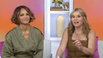 Robe Anine Bing Zelda portée par Halle Berry comme on le voit dans Today with Jenna & Friends le 4 juin 2025