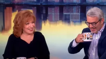Pull en tricot côtelé torsadé porté par Joy Behar comme on le voit dans The View le 3 juin 2025