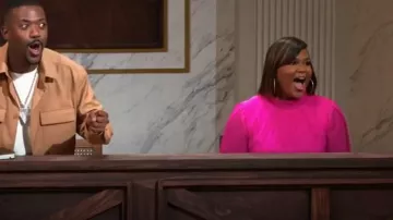 Bella Dahl Blouse en satin smocké portée par Ts Madison comme on le voit dans Ms. Pat Settles It (S02E01)