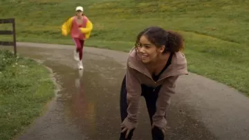 Sudadera con capucha corta con cremallera completa Lululemon Scuba usada por Virginia 'Ginny' Miller (Antonia Gentry) como se ve en Ginny & Georgia (S03E02)