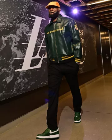 Blouson en cuir vert foncé Aime Leon Dore x Porsche 993 porté par LeBron James sur le compte Instagram @nbafashionfits