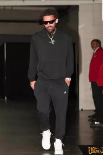 Pantalones de chándal cruzados negros Jordan usados por Trae Young en la cuenta de Instagram @nbafashionfits