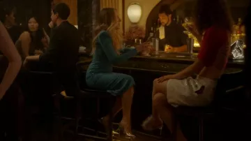 Aquazzura Sheeva 105 Leather Pumps en Metallic porté par Carrie Bradshaw (Sarah Jessica Parker) comme on le voit dans And Just Like That... (S03E02)
