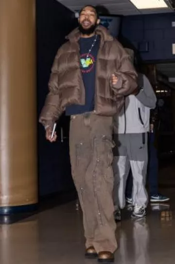 Vetements Navy Blue MTV Logo T Shirt porté par Brandon Ingram sur le compte Instagram @nbafashionfits