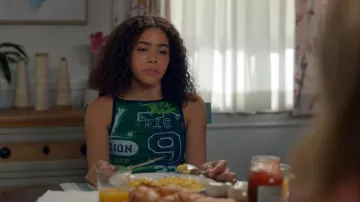 BDG Romy Camiseta sin mangas corta de cuello barco usada por Virginia 'Ginny' Miller (Antonia Gentry) como se ve en Ginny & Georgia (S03E04)