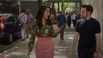 Blouse Prada Holliday & Brown Collab portée par Charlotte York (Kristin Davis) comme on le voit dans And Just Like That... (S03E02)