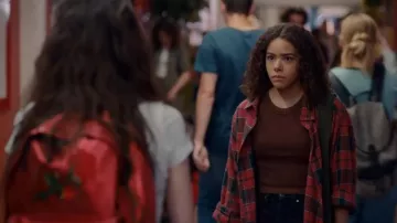 Por Anthropologie La camiseta sin mangas Rib City Racer usada por Virginia 'Ginny' Miller (Antonia Gentry) como se ve en Ginny & Georgia (S03E05)