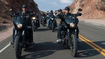 the sneakers of Jacky Boy / Jax Teller (Charlie Hunman) in Sons of Anarchy S06E10