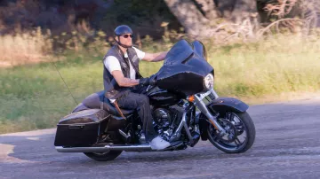 The pair of Nike Air Force 1 low white of Jax Teller (Charlie Hunman) in Sons of Anarchy S07E10