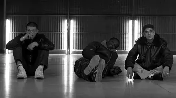 Les sneakers blanches de Vinz (Vincet Cassel) dans La Haine