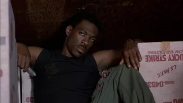 La camiseta negra sin mangas de Axel Foley (Eddie Murphy) en The Beverly Hills Cop