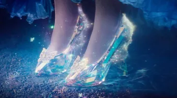 La zapatilla de cristal (versión de Swarowski) de Cenicienta / Ella (Lily James) en la película Cenicienta