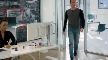les baskets bleu Nike de Bobby Axelrod (Damian Lewis) dans Billions