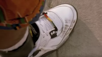 The pair of Nike Air Jordan 4 white / cement of Buggin Out (Giancarlo Esposito) Do the right things