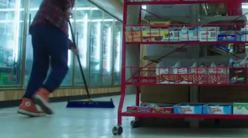 las converses naranjas de Mike Howell (Jesse Eisenberg) en el ultra americano