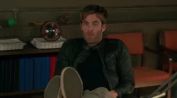 sneakers rising of Rex (Chris Pine) in how to kill his boss 2