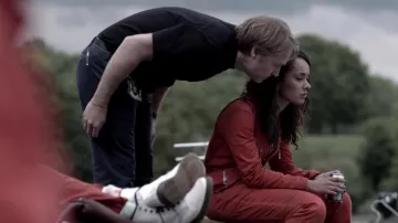 Boots Dr Martens white Abbey Smith (Natasha O'keeffe) in Misfits S05E05