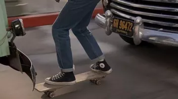 Zapatos Converse Chuck Taylor blancos y negros usados por Marty Mcfly (Michael J. Fox) en Regreso al futuro