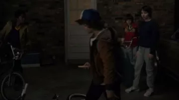 Sneakers Puma of Mike Wheeler (Finn Wolfhard) in Stranger Things S01E01